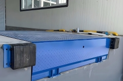 移動(dòng)式液壓叉車集裝箱裝車平臺(tái)介紹